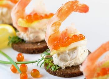 Canapés aux crevettes, crème au raifort et œufs de saumon