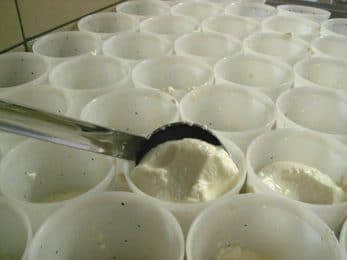 Moulage à la louche du fromage blanc