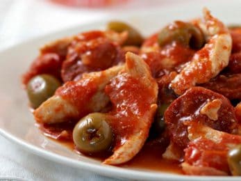 Poulet sauté au chorizo, olives et tomate