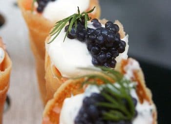 Cornet à la crème sure et aux grains de caviar