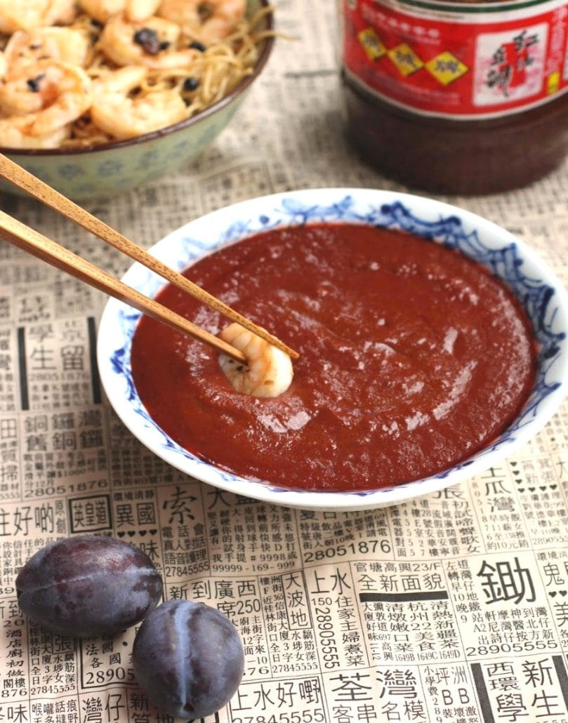 Shrimps dipped in Chinese plum sauce