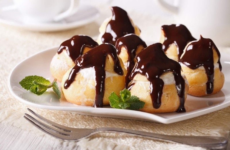 Mga profiteroles ng tsokolate