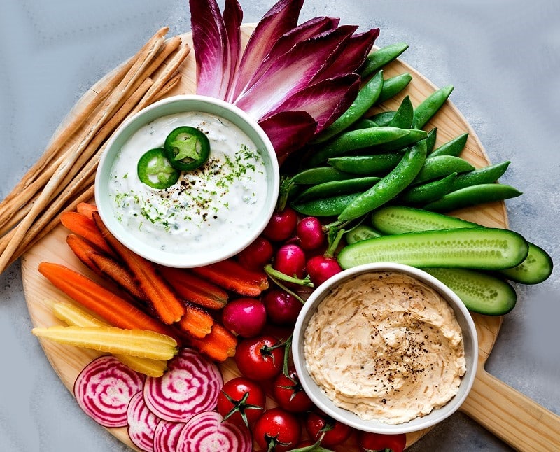 Salat aus rohem Gemüse und seinen zwei Dips