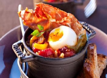 Pipérade à l’œuf mollet et au bacon