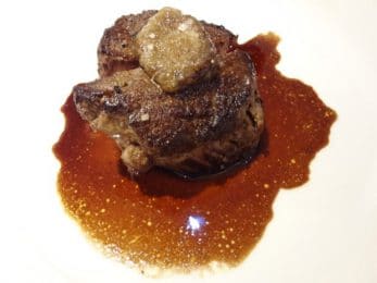 Pièce de bœuf à la moelle, jus tranché
