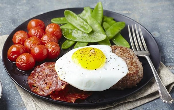 Carne macinata e uova a cavallo