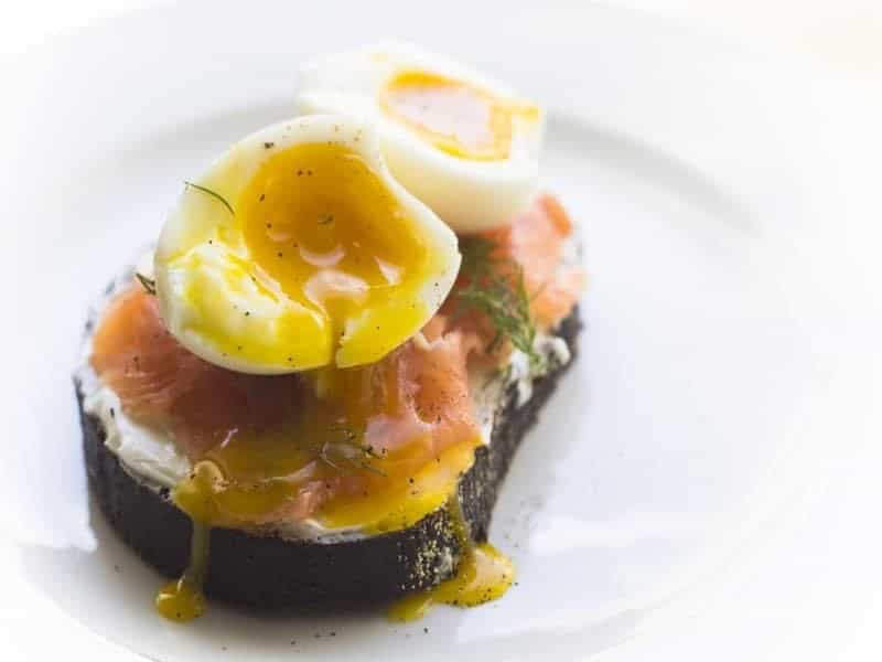 Œuf mollet sur un toast au saumon fumé