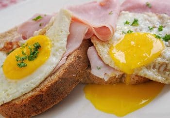 Toasts aux œufs au plat et jambon cuit