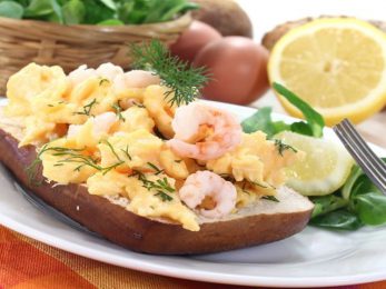 Œufs brouillés aux crevettes sur brioche toastée