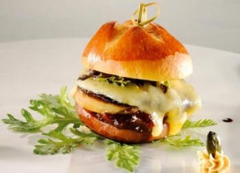 Mini-hamburger de cuchaule au foie gras et fromage de Fribourg