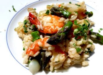 Risotto aux crevettes roses, aux asperges vertes et ail des ours