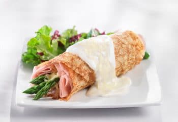 Crêpe au jambon blanc et asperges vertes à la crème d'emmental, mesclun