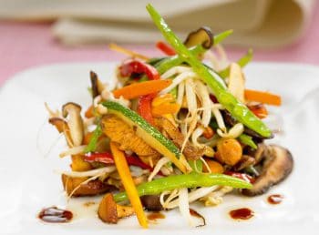 Friole de petits légumes sautés et champignons