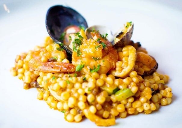 Fregola sarda dengan makanan laut