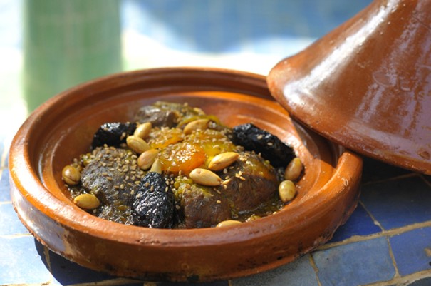 Tagine d&rsquo;agneau aux fruits secs et amandes effil&eacute;es