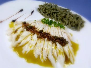 Effilochée de raie vinaigrette à l'huile de pistaches et condiments