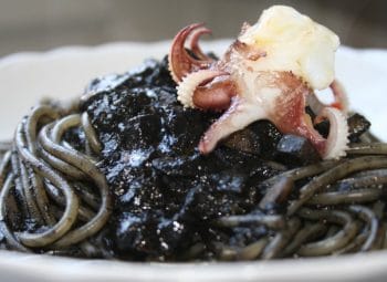 Spaghettis al nero di seppia et seiche