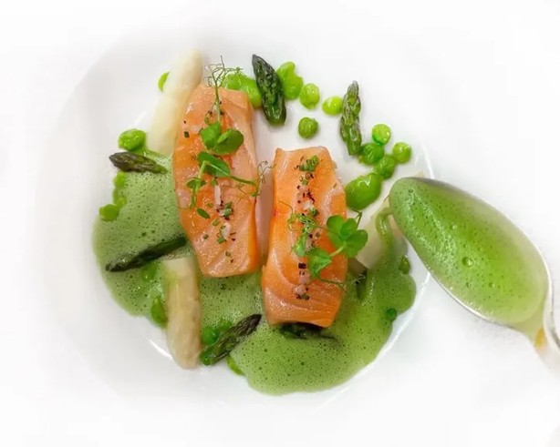 Darnes de saumon de fontaine vapeur aux deux asperges, crème moussue de petits-pois