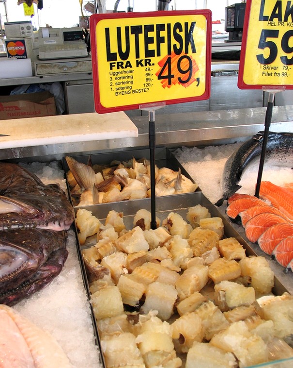 Lutefisk vid ståndet på en norsk marknad