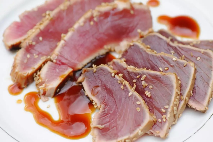 Roter Thunfisch-Tataki mit Sesam