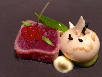 Amuse-bouche de thon rouge snacké, blanc-manger aux deux sésames