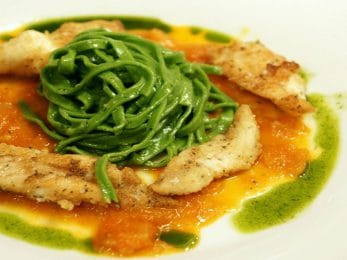 Filets de sole aux pâtes au basilic, sauce tomatée et jus au pesto