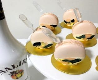 Macarons à l’ananas et pipette de Malibu