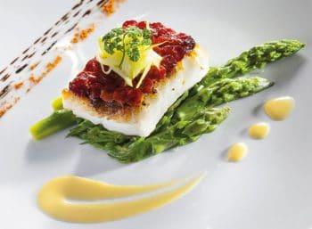 Pavé de turbot en écailles de chorizo, asperges vertes et beurre nantais