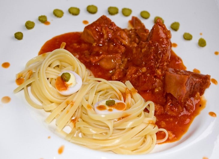 Tête de veau en tortue aux tagliatelles, œufs durs et cornichons