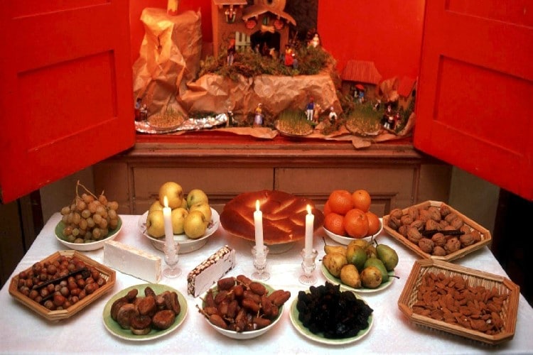 Treize desserts et crèche de Noël provençale