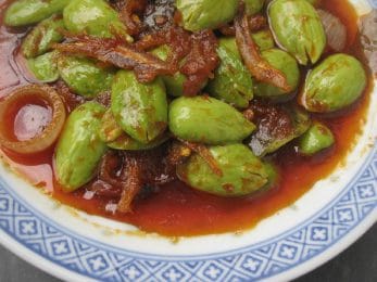 Graines de petai aux anchois et oignons