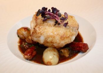 Lotte rôtie à la sauce matelote, petits-oignons et lardons