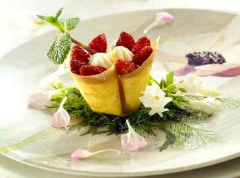 Timbale de fraises des bois à la crème chantilly