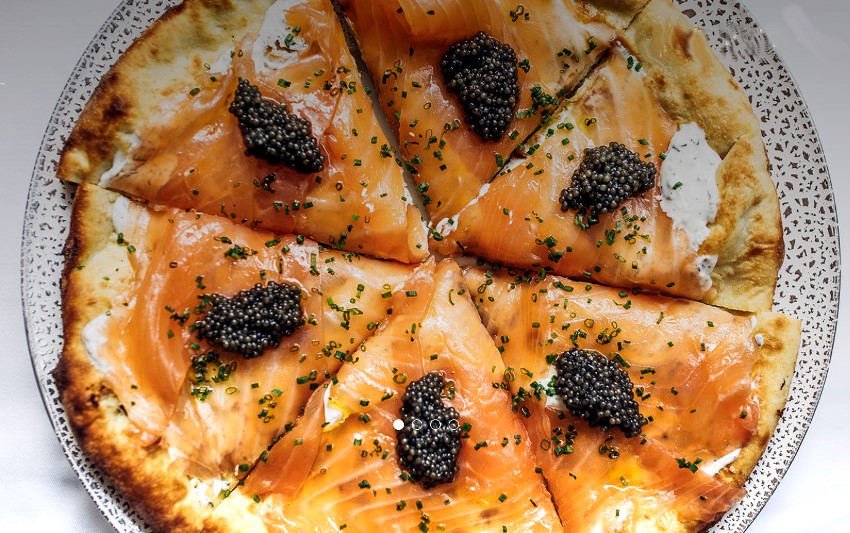 Pizza au saumon fumé et caviar de Wolfgang Puck du restaurant Spago à Los Angeles Pizza au saumon fumé et caviar de Wolfgang Puck du restaurant Spago à Los Angeles