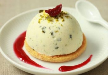 Parfait glacé à la verveine, pistaches et coulis de framboise
