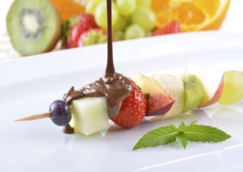 Pintxos de brochette de fruits frais sauce chocolat