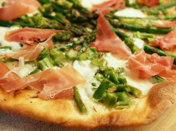 Pizza aux asperges vertes et jambon de parme