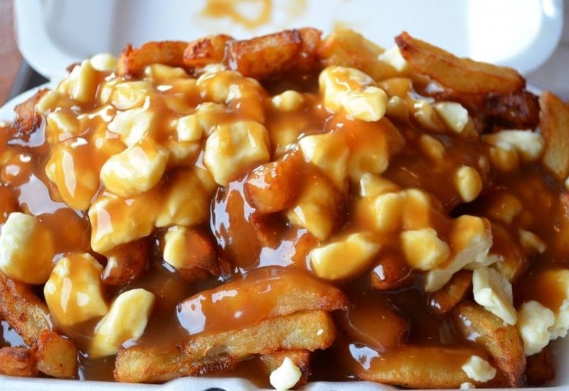 Poutines garniert mit Poutine-Sauce