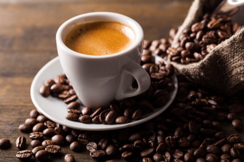 Café en grains et tasse de café