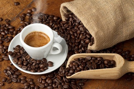 Café en grains et tasse de café