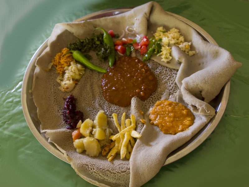 Panqueca Injera e seus acompanhamentos