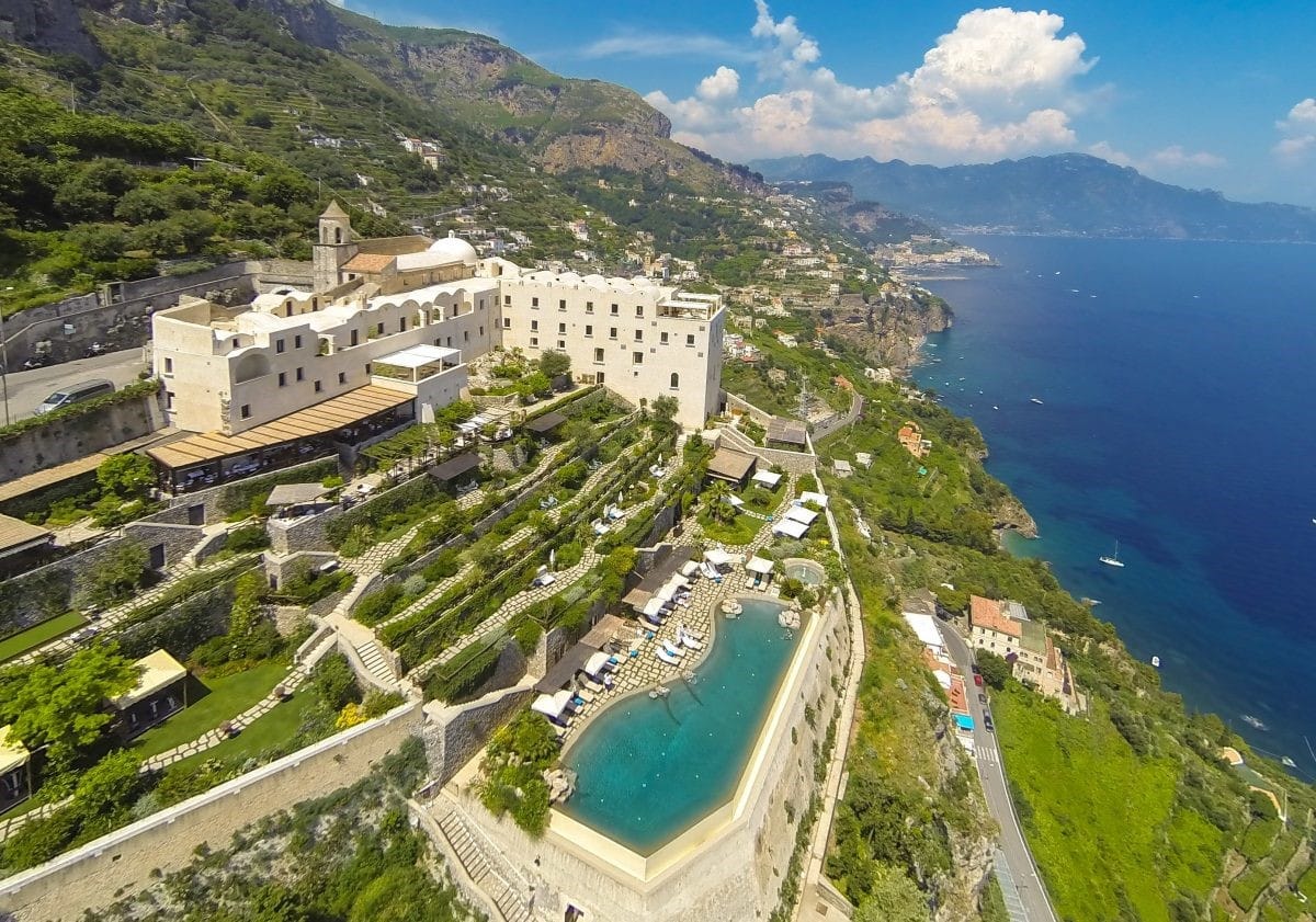 Vue du Monastero Santa Rosa et de sa piscine à débordement à Salerne