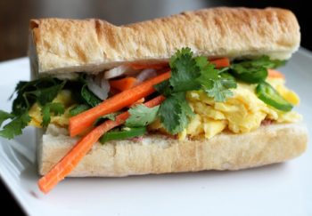 Bánh mì à l’omelette et aux crudités