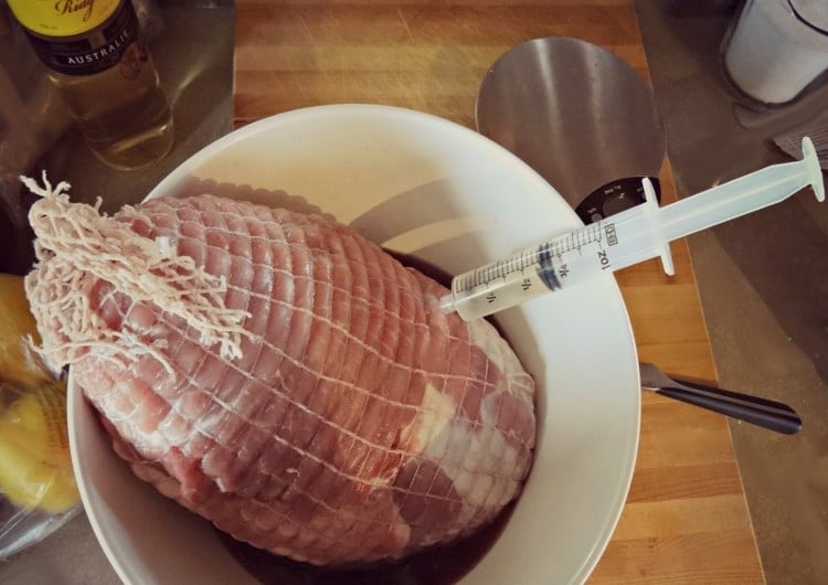 Injection de vin blanc dans un jambon