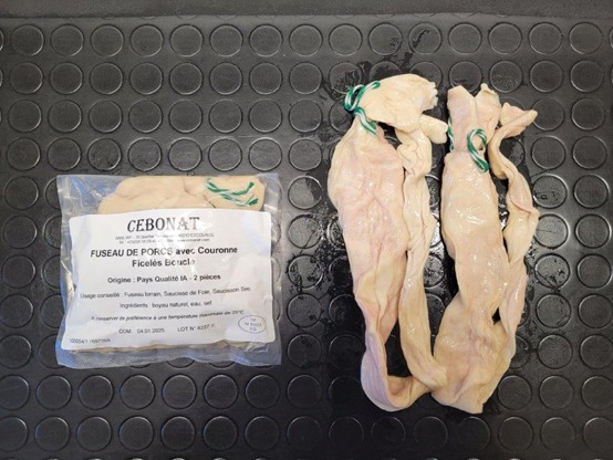 Fuseaux de porc ficelés dans leur emballage