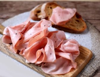 Sandwich à la mortadelle, au pesto et au poivron mariné