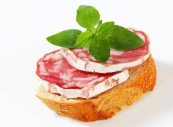Canapé au saucisson