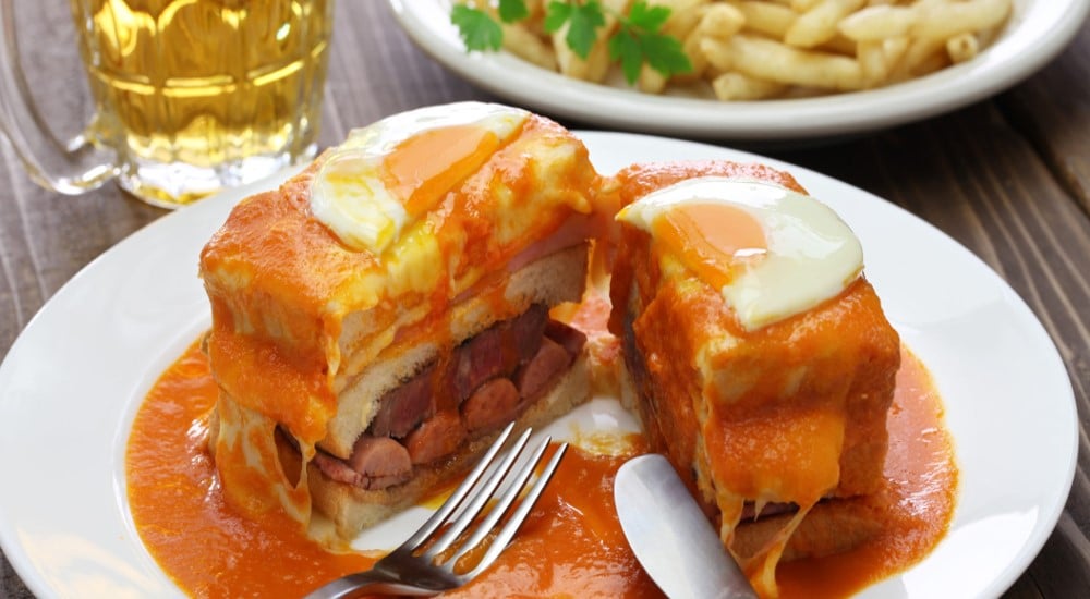 Francesinha à l’œuf au plat