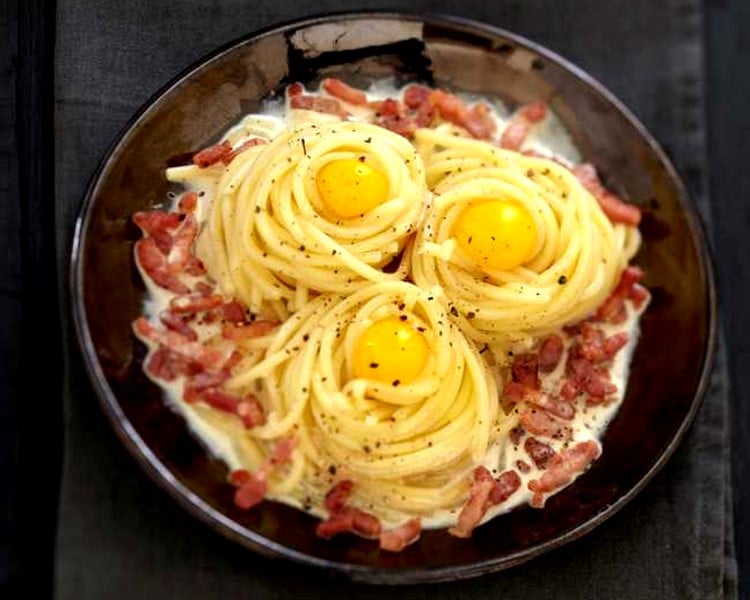 Spaghettis carbonara aux œufs de caille Spaghettis carbonara aux œufs de caille
