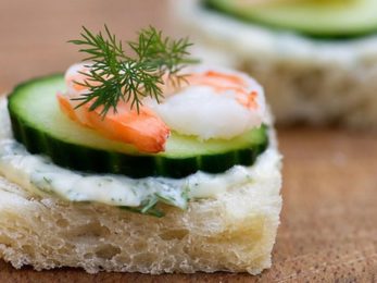 Tea sandwich au concombre, crevette et brie
